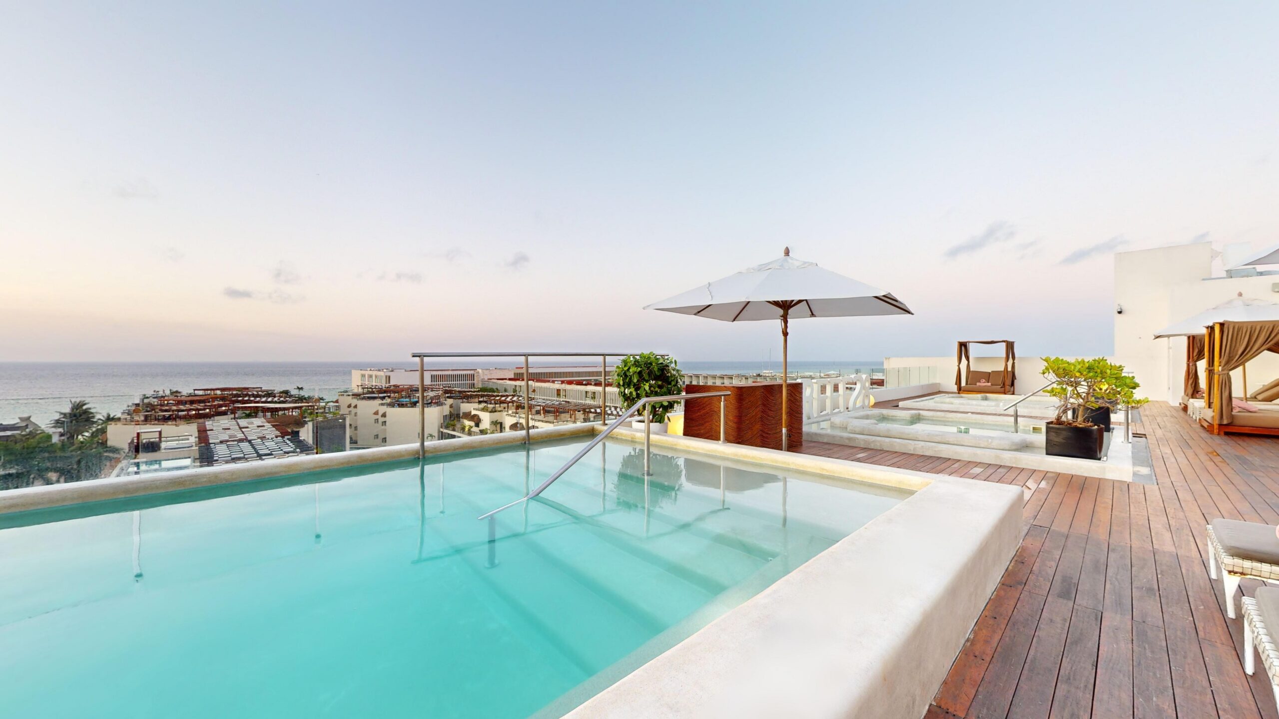 Piscine rooftop avec vue océan